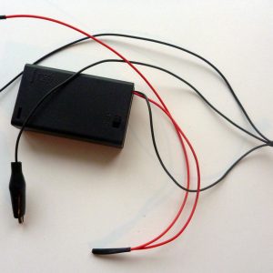 Batteriboks med ledninger til tre AAA batterier til DC motor m.m.
