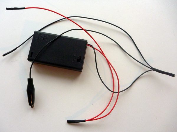 Batteriboks med ledninger til tre AAA batterier til DC motor m.m.